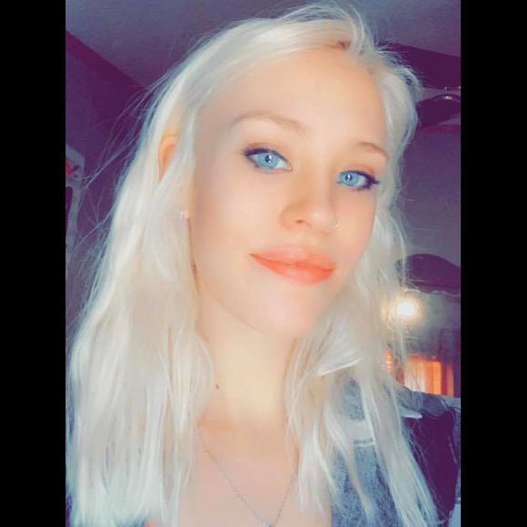 Meet your Posher, Brooke - Picture 1 of 1